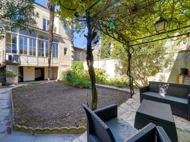 Maison bourgeoise 8 pièces d'environ 200m2 habitables en R+1. 200m² Bordeaux