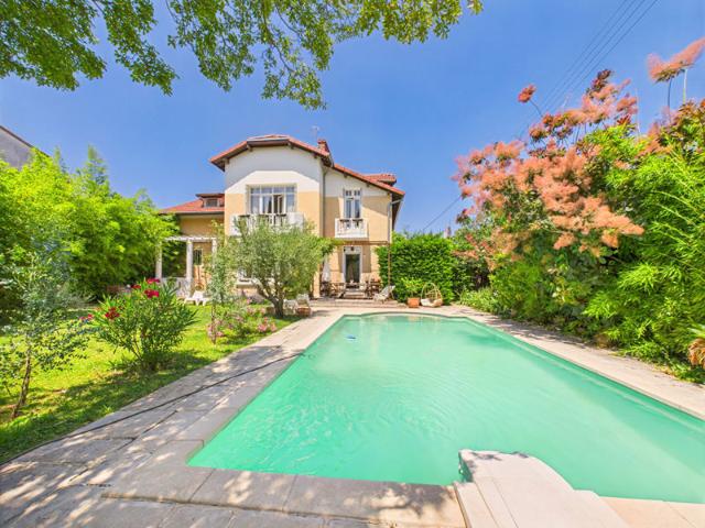 Maison bourgeoise 220 M2 avec piscine et un atelier indépendant