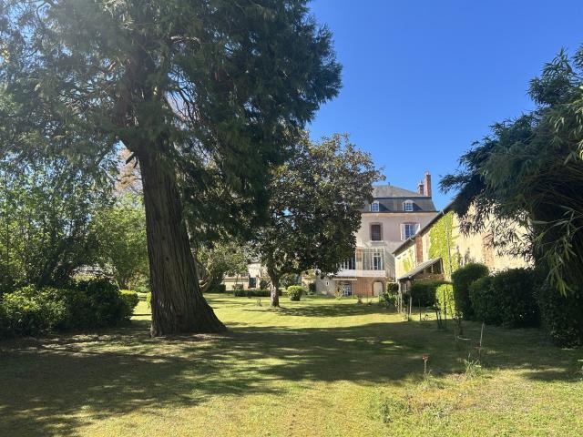 Maison bourgeoise XIXème avec cave, parc arbré clos avec cou. 353m² Aubigny sur Nère