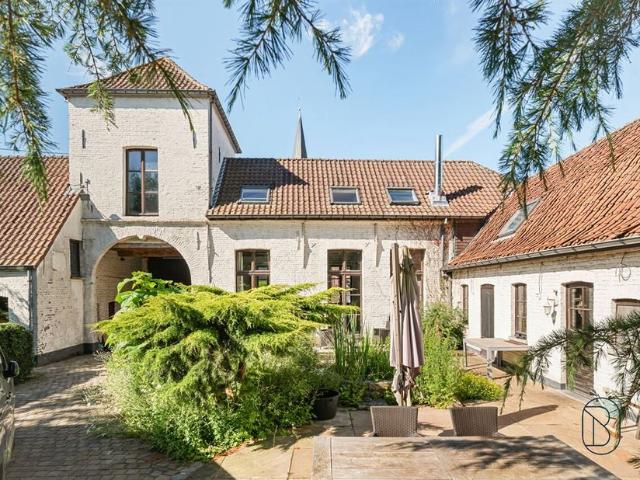 Maison bourgeoise à vendre pour 550000 euro avec 4 chambres à coucher