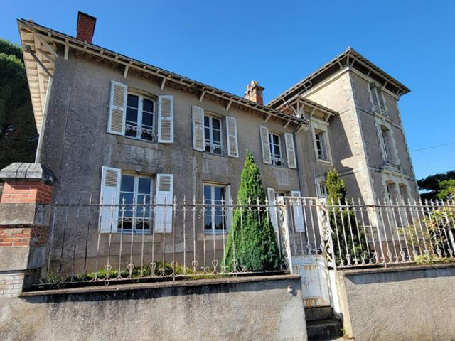 Maison Bourgeoise Ancienne à Rénover Au coeur de Chemillé