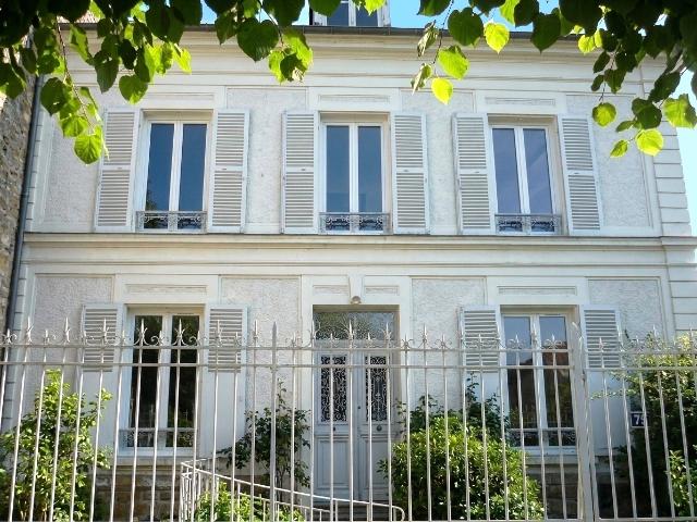 MAISON BOURGEOISE AU COEUR DE VENEUX LES SABLONS