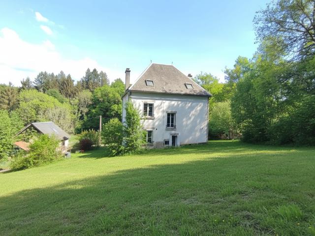 Maison bourgeoise avec dépendances et parcelle de bois à Liginiac 19160