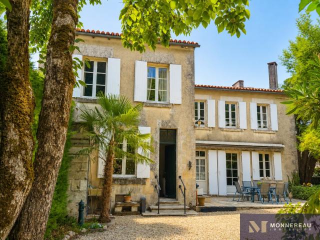 MAISON BOURGEOISE AVEC PARC ET PISCINE EN COEUR DE VILLE