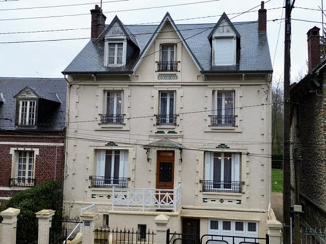 MAISON BOURGEOISE AVEC SOUS SOL TOTAL FORT POTENTIEL À EXP