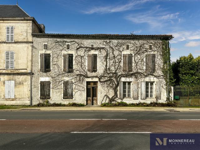 MAISON BOURGEOISE AVECJARDIN