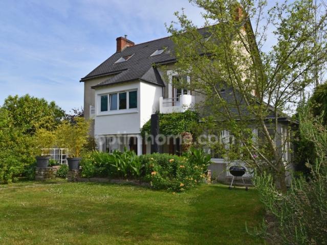 Maison bourgeoise de 4 chambres plus studio sur joli terrain paysagé sans vis à vis, en hypercentre