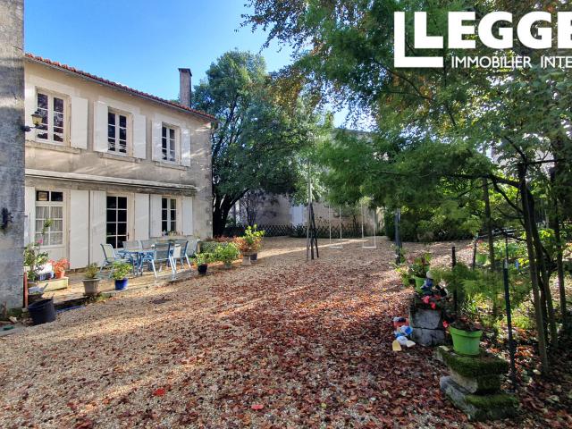 Maison de caractère de 1850 avec maison d'amis, piscine et jardin arboré, à deux pas des commerces