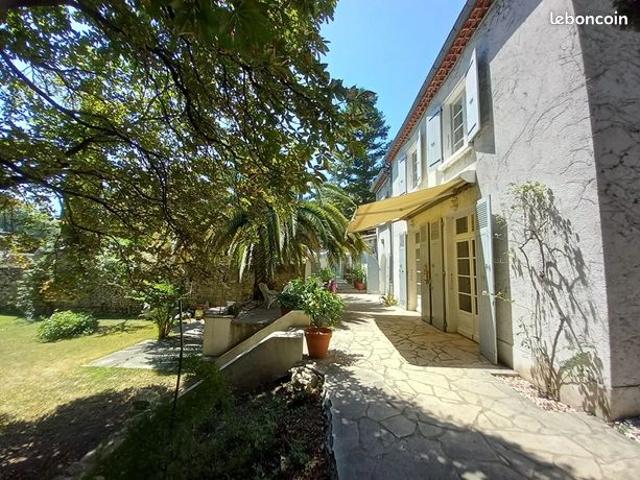 Maison bourgeoise de 190 m² avec 5 chambres Sur 1900 m² de Terrain + Piscine