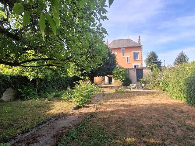 MAISON BOURGEOISE DE 190M2,6 CHAMBRES,SOUS SOL,CAVE,DOUBLE GARAGE,DEPENDANCE TERRAIN 806M2