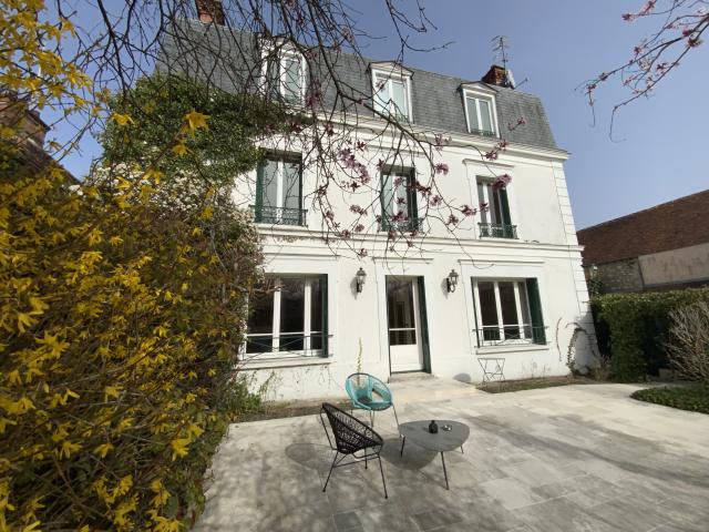 Maison bourgeoise de 288,90 m2 avec dépendance sur 1989 m2 de terrain