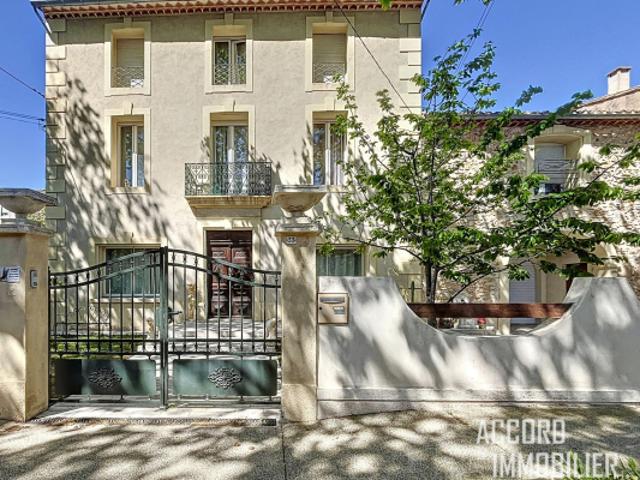 Maison bourgeoise de 328m2 avec piscine, garage et apparteme