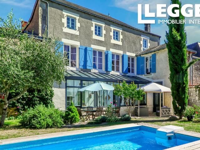 Maison bourgeoise de bon goût, 6 chambres, garage, piscine dans une ville populaire de la Vienne