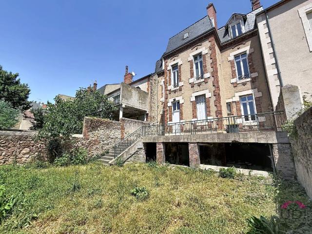 Maison bourgeoise de caractère – 258 m² – Centre ville de Montluçon