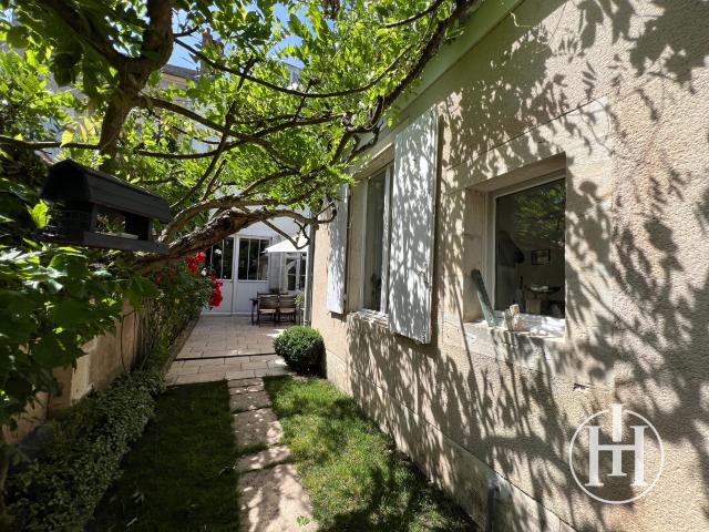 Maison bourgeoise de caractère avec jardin confidentiel en ultra centre de Saint Amand Montrond