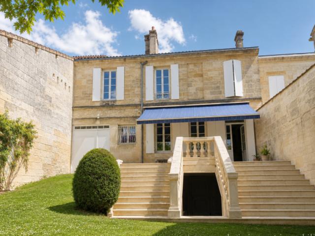 Maison bourgeoise de caractère avec jardin et cave voûtée