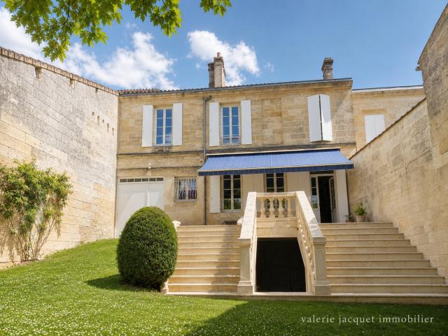 Maison bourgeoise de caractère avec jardin et cave voûtée Centre de Coutras