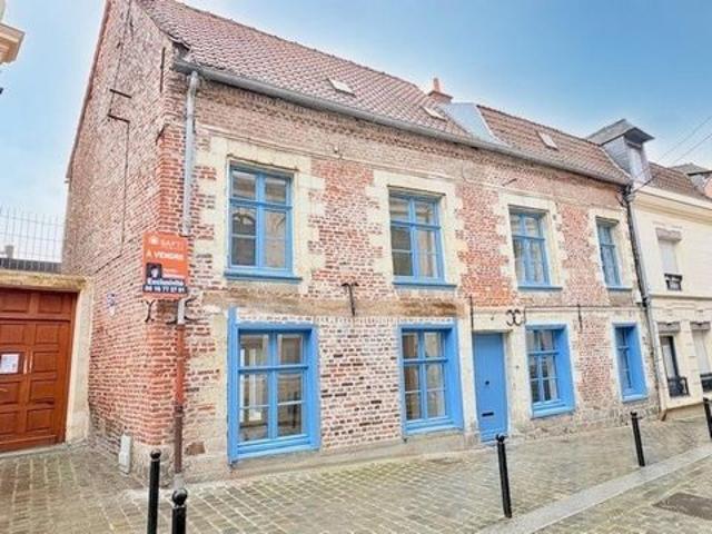 Maison bourgeoise de caractère entièrement rénovée, semi individuelle, avec jardin possibilié d'acquérir 2 place de parking