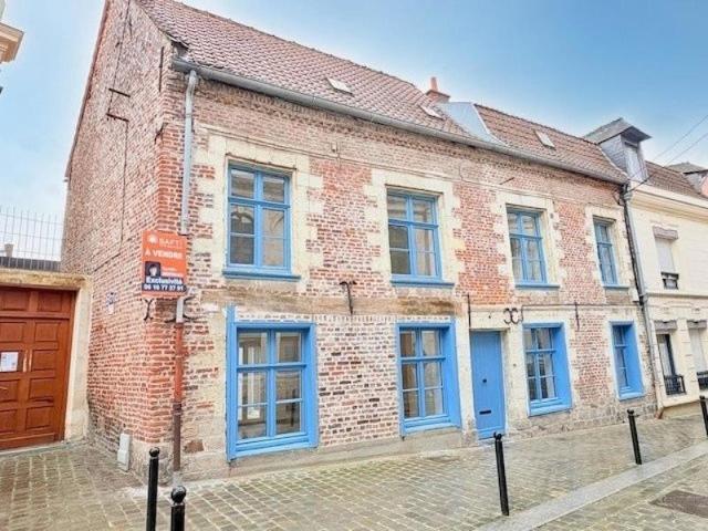 Maison bourgeoise de caractère entièrement rénovée, semi individuelle, avec jardin possibilié d'acquérir 2 place de parking