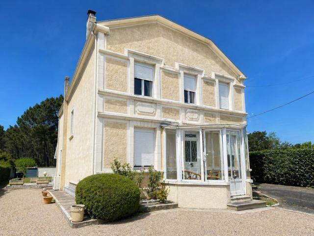 Maison bourgeoise début 20 ème siècle 225 m2 avec jardin, pi. 225m² Casteljaloux