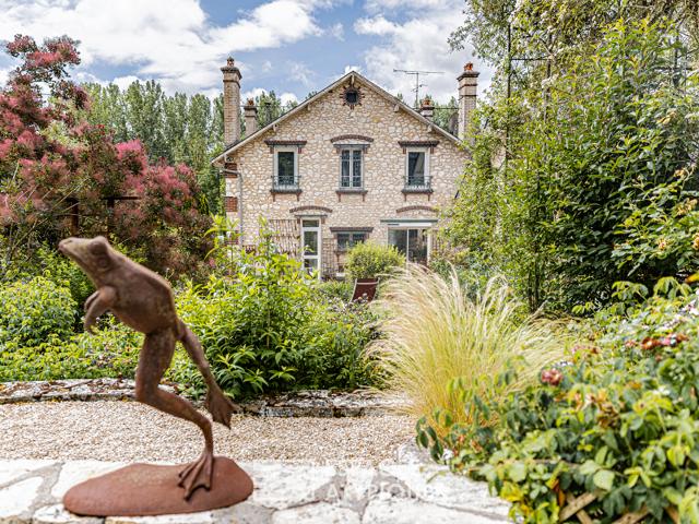 Maison bourgeoise en meulière et jardin paysager