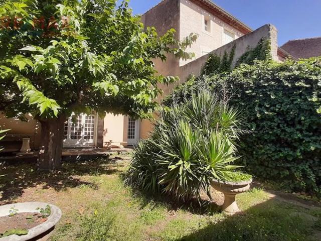 Maison bourgeoise en pierre de type 6 avec garage et jardin