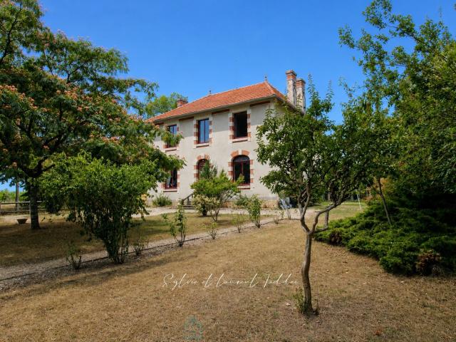 MAISON BOURGEOISE EN PIERRE RENOVEE AVEC PISCINE, DEPENDANCES ET PLUS DE 3,6 HECTARES DE TERRAIN