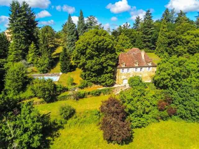 Maison bourgeoise en pierres avec terrain de 14 000m2 et pis. 301m² Figeac