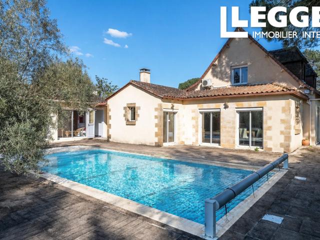 Maison bourgeoise proche centre ville avec jardin et piscine