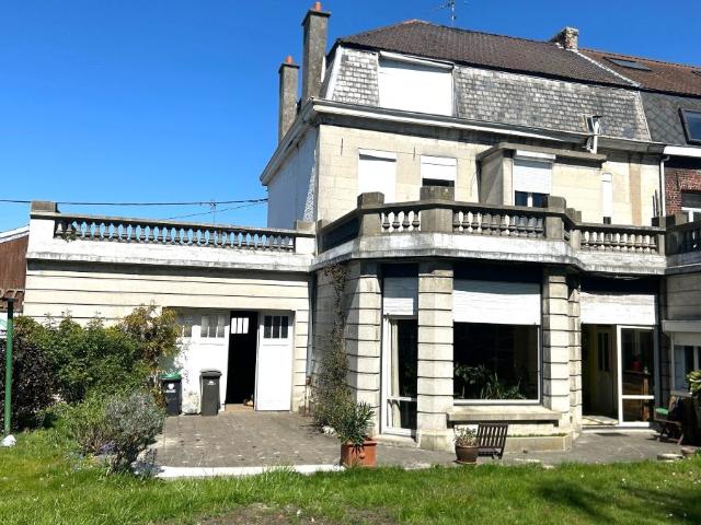 Maison bourgeoise semi individuelle située proche des commodités et du centre ville !