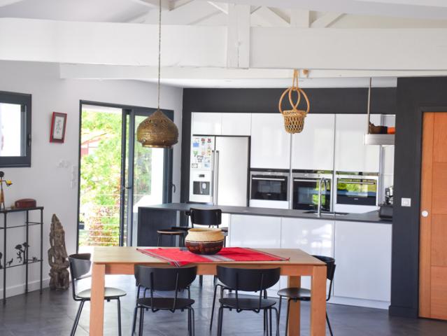 Maison basque de 160 m2 avec piscine chauffée, sous sol de 8