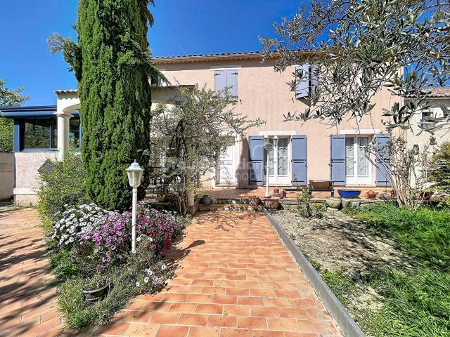 Maison Bastide provençale 187m², jardin paysager avec 2. 187m² Avignon