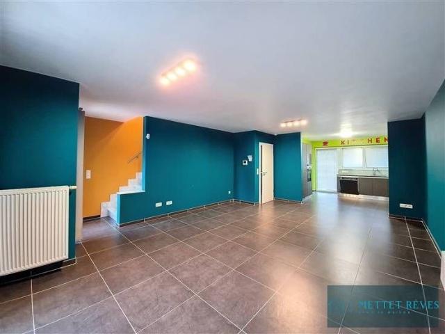 Maison Bel étage de 3 façades de 196m2, passage latéral