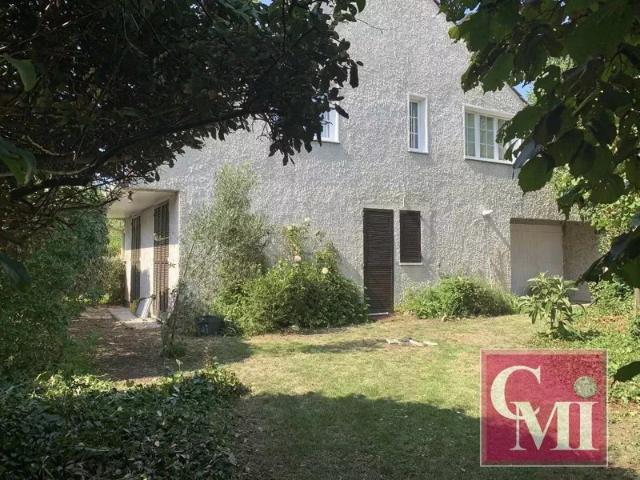 Maison garage dans jolie résidence avec lac, piscine et aire
