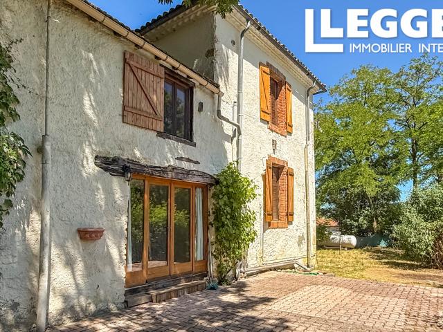 Maison Gascon avec vue sur la campagne, toiture neuve, jardin, terrasses et environnement paisible et campagne