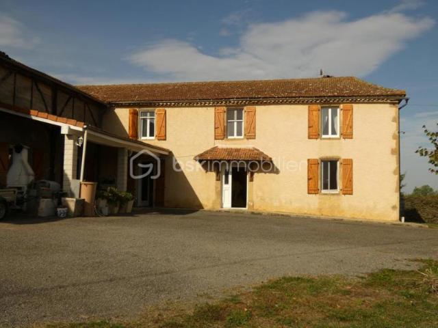 Maison gasconne 201 m2, 6 pièces avec dépendance sur un terrain d'environ 5ha