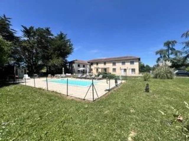 Maison Gasconne rénovée de 268 m² sur terrain de 6000 m² avec piscine et magnifique vue panoramique sur la campagne et les Pyrénées