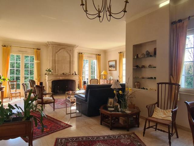 Maison Gétigné 11 P. 6 Chs. Bureaux. 274.92 M². T 6832 M². Garage. Cave. Salle de jeux. Bucher