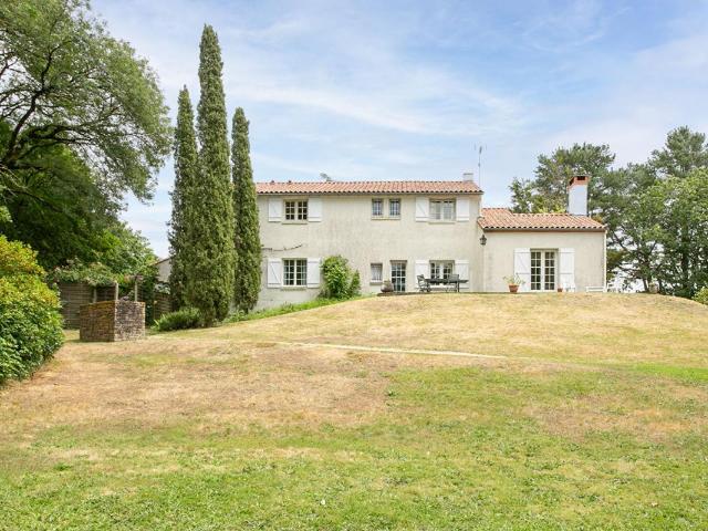 Maison Gétigné 11 P. 6 Chs. Bureaux. 274.92 M². T 6832 M². Garage. Cave. Salle de jeux. Bucher