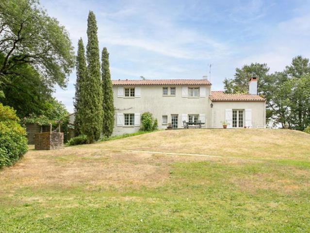 Maison Gétigné 11 P. 6 Chs. Bureaux. 274.92 M². T 6832 M². Garage. Cave. Salle de jeux. Bucher