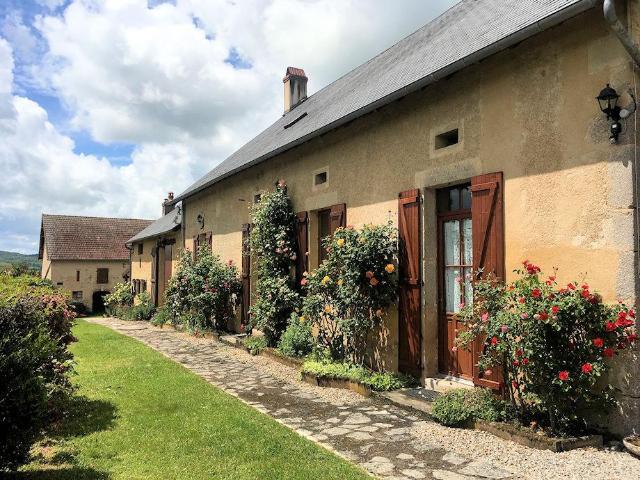 Maison, Gîte et dépendance sur plus de 21ha 300m² Saint Hilaire en Morvan