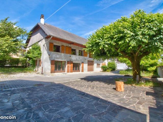 Maison, grange et grand terrain
