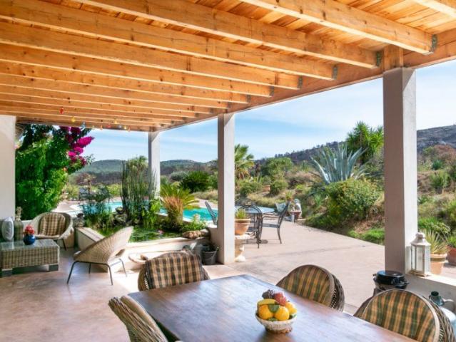 Maison d’un étage avec piscine chauffée et vue 223m² Thézan des Corbières