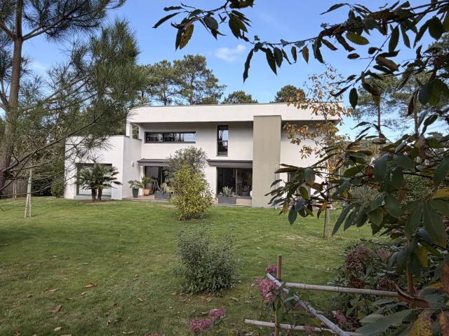 Maison d’architecte au cœur d’un cadre boisé confidentiel Ouest de Vannes
