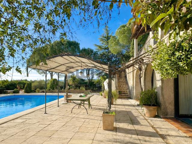 Maison d’architecte avec vue dominante, piscine et dépendances Proche Vézénobres