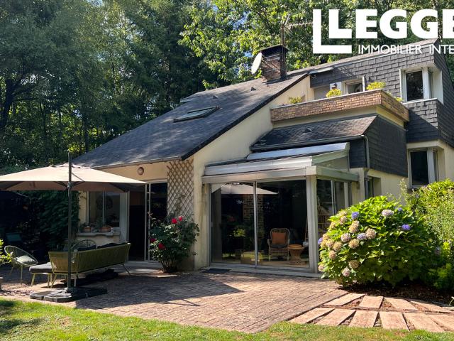Maison d’architecte classique 80s, 4 chambres, cadre privé avec bois et champ, 1km d’un village avec commerces