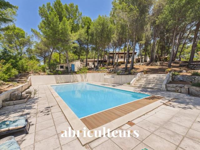 Maison d’architecte de 257 m² avec piscine et jardin arboré de 4 000 m² en vente à Ventabren 13122