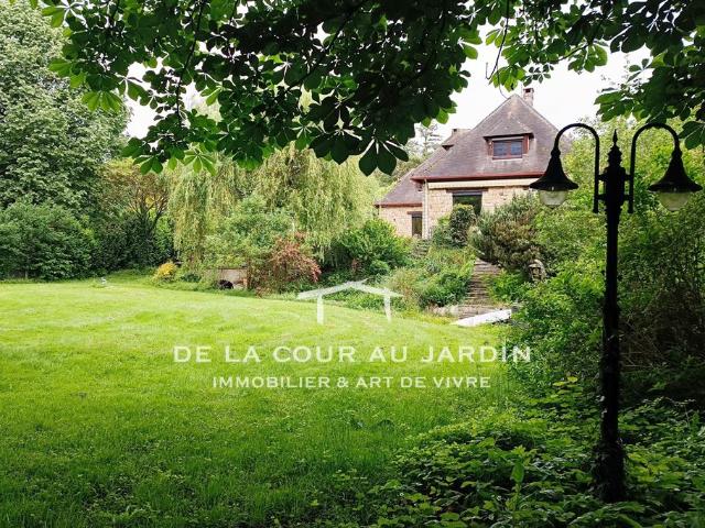 Maison d’architecte des années 70 avec parc paysager, terrasses et grands volumes