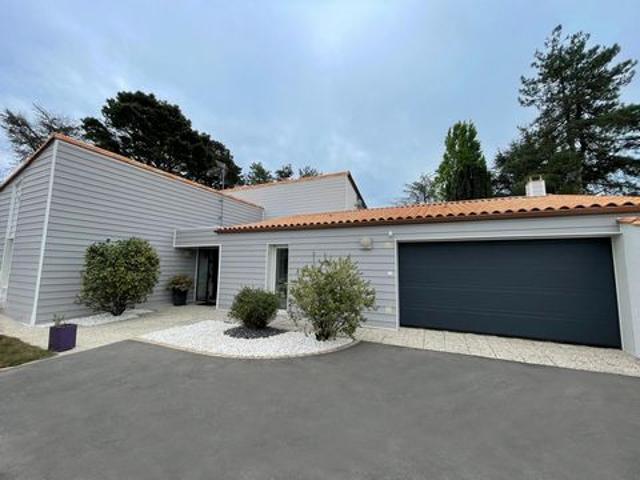 Maison d’architecte 213 m² – Quartier résidentiel, terrain arboré de 1 400 m²