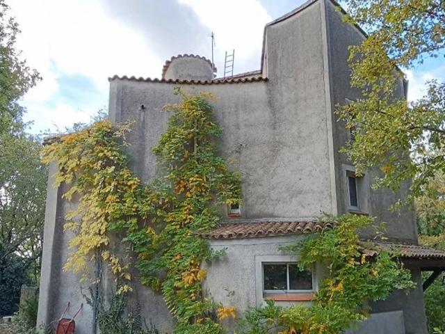 Maison d’architecte – 225 m² habitables – Terrain arboré de 2 700 m² avec piscine